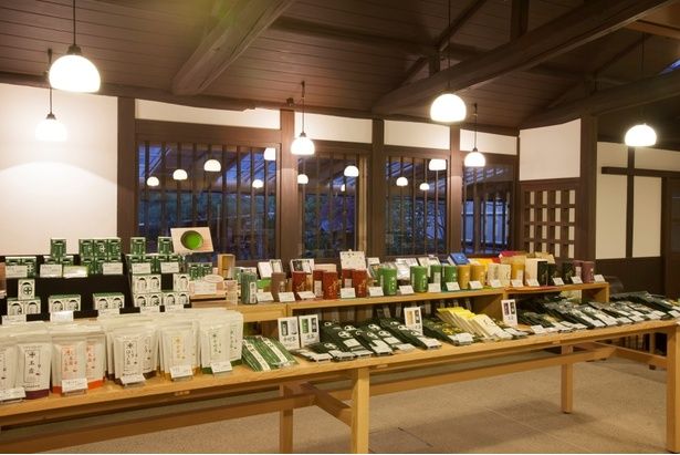 ズラリと商品が並ぶショップ。地元民からは進物用や商品の配送を目的としてよく利用されているそうだ