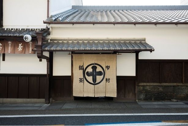 JR宇治駅から徒歩約3分のところにある「中村藤𠮷本店」