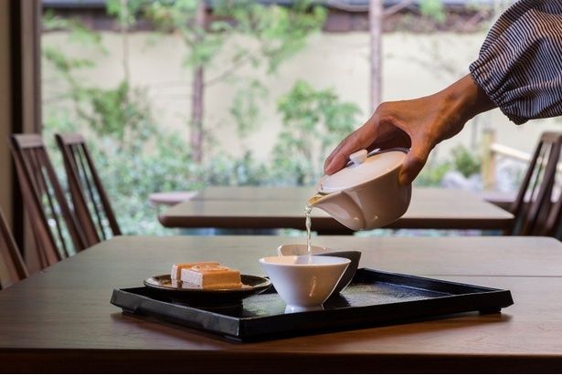 初代・辻利右衛門が確立した製法を受け継ぐ「玉露」は、茶房とショップの両方で提供