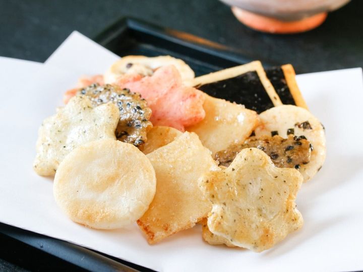 All About ニュース編集部が全国200人を対象に実施した「お土産に関するアンケート」の調査結果から、新年度のあいさつで贈りたい「群馬県のお土産」ランキングを発表！ 2位「七福神あられ」を抑えた1位は？ ※画像はイメージです