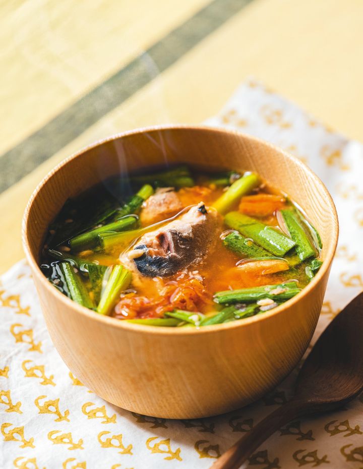 サバ缶とニラ、キムチのみそ汁