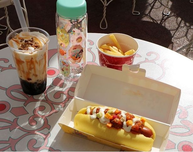 使い勝手のいい「スーベニアドリンクボトル」(対象メニューに+1300円)にも注目したい