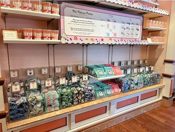 「ペイストリーパレス」の店内。まずは、スイーツを入れるケースを選ぼう！