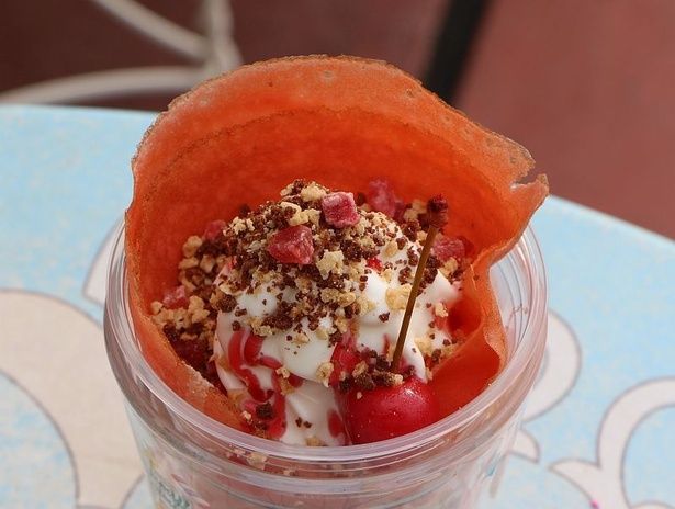 「ピーチ＆ベリーゼリー」のベースに、「ラズベリー」のソース、「ドライストロベリー＆ビスケット」のトッピングをプラスしたパルフェ