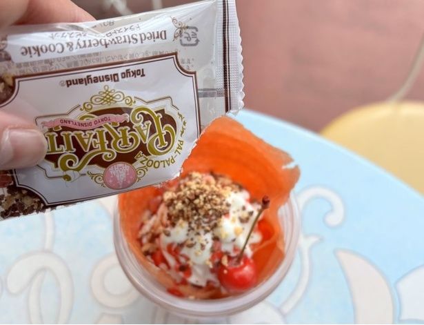 トッピングは「カラフルポップシュガー」と「ドライストロベリー＆ビスケット」から選べる