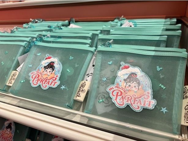 こちらはヴァネロペがデザインされたポーチ