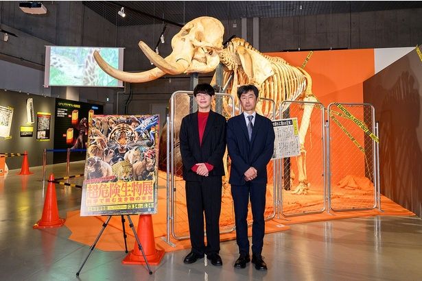 アンバサダーであり、音声ガイドナビゲーターの麒麟・川島明さん(左)と、総合監修者を務めた国立科学博物館の川田伸一郎研究主幹(右)