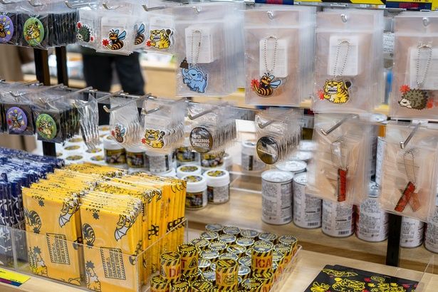 アクリルキーホルダーやアクリルマグネット(ともに各715円)など、オリジナルグッズも豊富