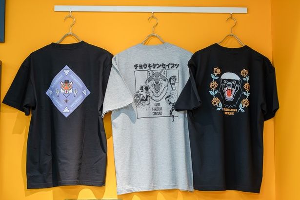 高木耕一郎さん描き下ろしアートのTシャツ(黒が4620円、グレイが3520円)