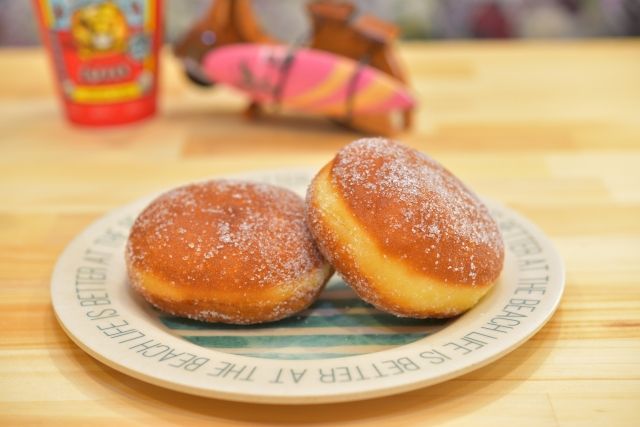 お皿に乗った2つのマラサダ ハワイアンな雰囲気