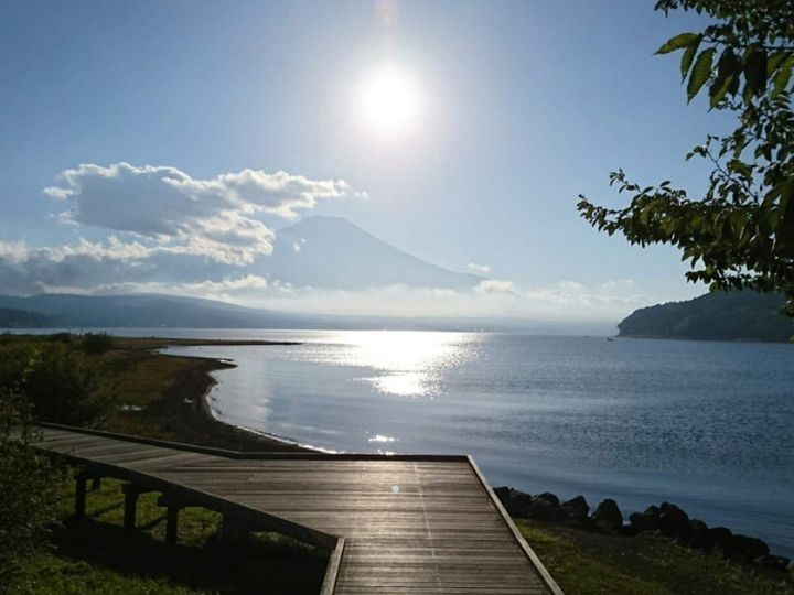 山梨県山中湖村、富士山の麓に広がる「山中湖温泉」は心身を癒やせる絶好のロケーションが魅力です。高アルカリ性の泉質は「美肌の湯」と称され、肌がすべすべになると評判。富士山を眺められる露天風呂は、至福のひとときを求める旅人の人気スポットです。