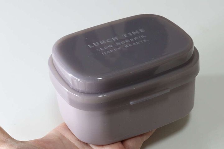 セリアのラウンドランチボックススクエア 470mlのビジュアル