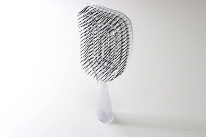 ダイソー 立てられる乾きやすいブローブラシ