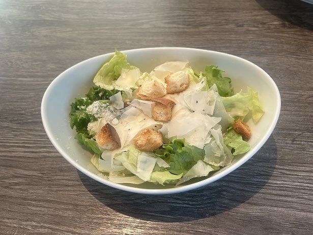 ドリンクとサラダはセットになっている