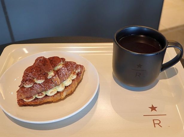 「コルネッティ ティラミス」も感動のおいしさ！発酵バターのコルネッティに、コーヒーシロップとマスカルポーネを重ね、グラインドした「プリンチ ブレンド」をトッピングしてほろ苦さをプラス。ボリューミーだがペロリといけてしまう