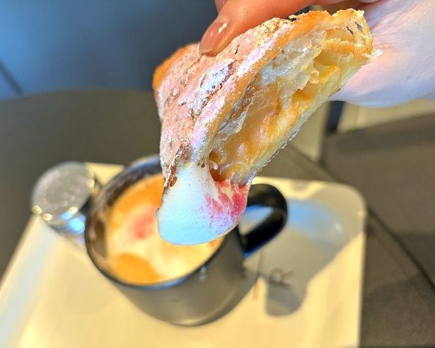 「イタリアンベーカリー プリンチ」の「コルネッティ サクラ」をラテにディップ！大人のビターさが加わる