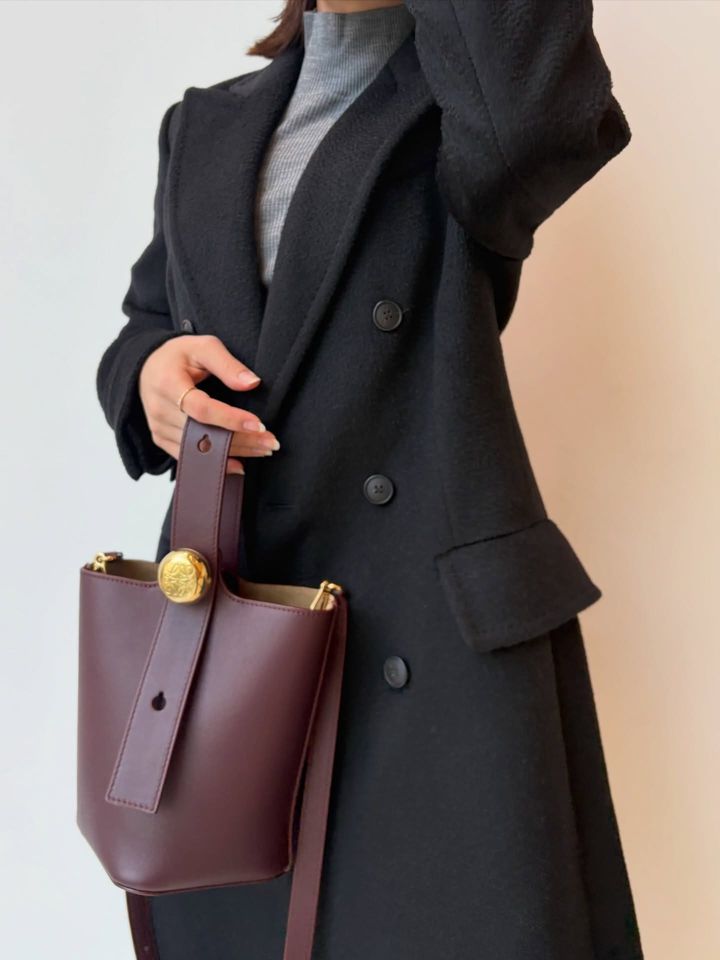 ロエベのバッグを持つ女性