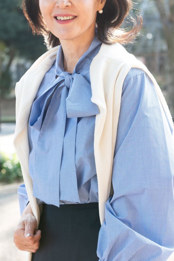 有村一美さん_白ニットをラフに羽織ってこなれ感を