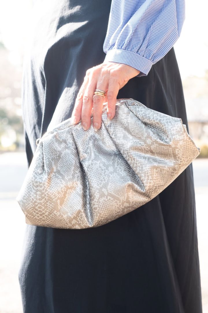 有村一美さん_上品な洒落感を盛れるシルバーバッグ
