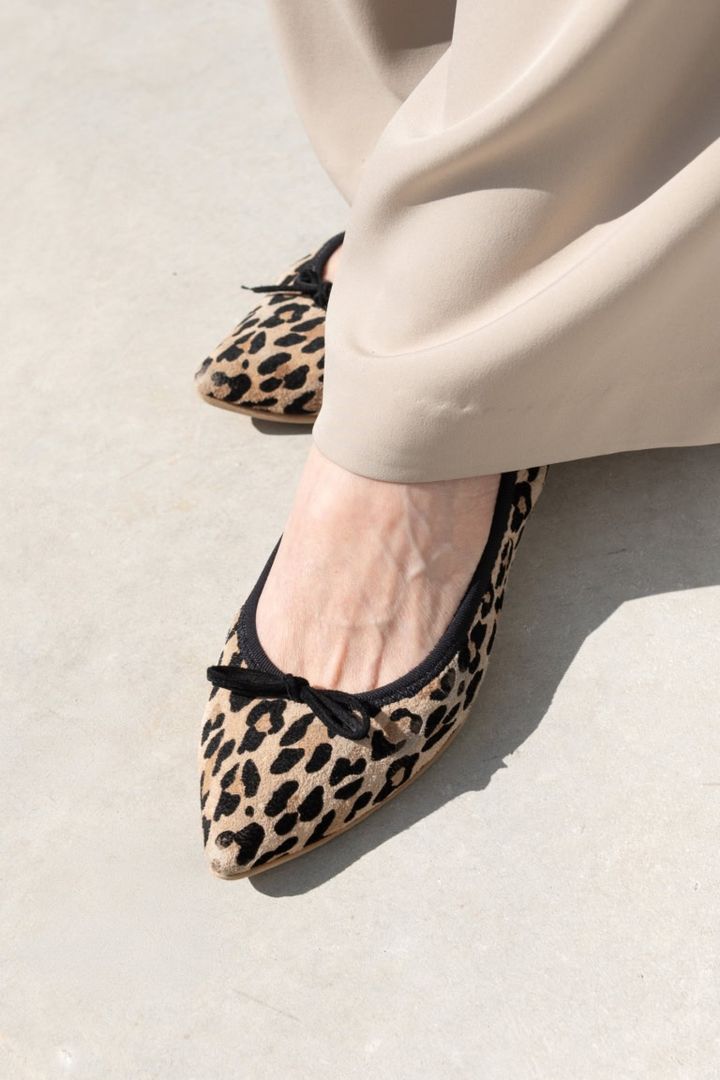 有村一美さん_ベージュコーデに好相性なレオパード柄でコケティッシュに