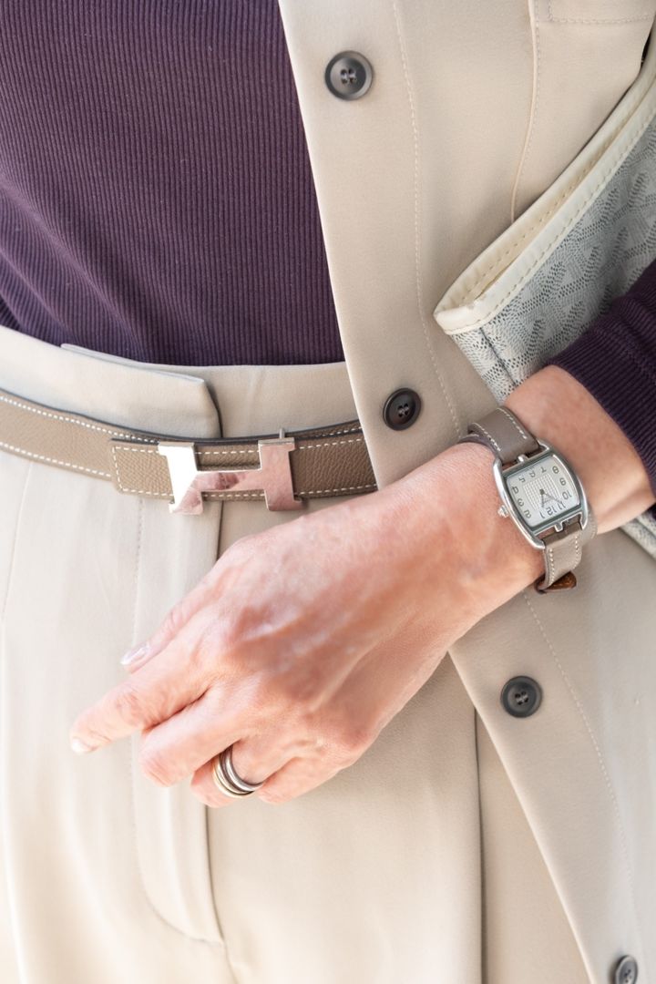 有村一美さん_グレージュ小物でエレガントな差し色をプラス