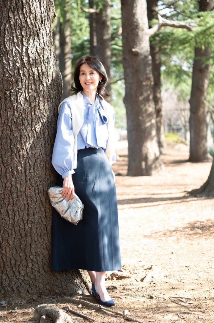 50代6日間コーデ_有村一美さん_GUブラウスで大人な甘めコーデ