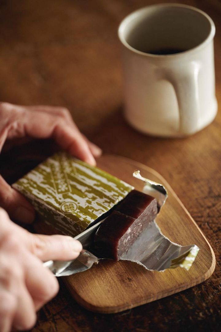 食後にちょっと甘いものが欲しくなる。スーパーで安い羊羹を買っておき、一切れカットして。（撮影／馬場わかな）