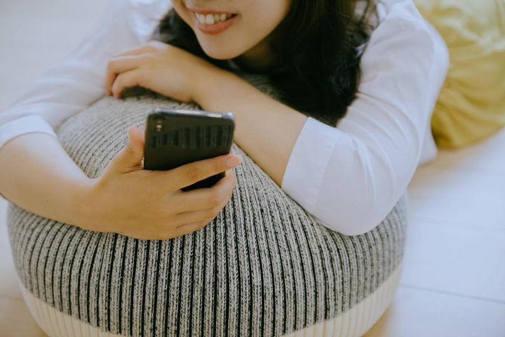 スマホを持つ人