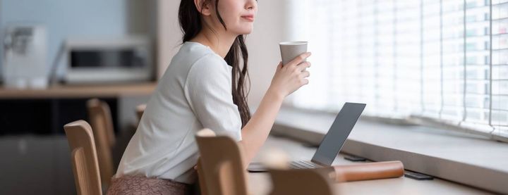 コーヒーを飲む人