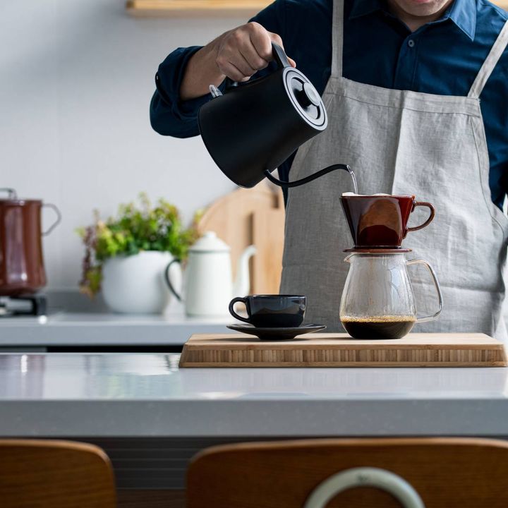 コーヒーを淹れる人