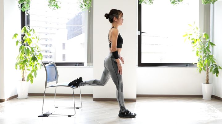 イスに片足のつま先を乗せる