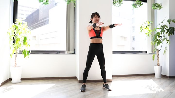 足を腰幅に開き、立つ。つま先は膝と同じ向きにする