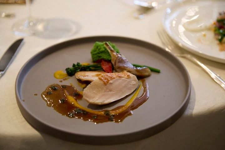 【Viande】柔らかく仕上げた信玄鳥胸肉のグリエ 眠りへ誘うセージの軽いジュ