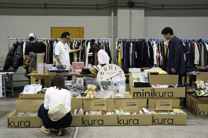 2025年に行われた「minikuraバザー」。寄付された品を販売し、売り上げはすべて「子ども食堂」を運営する「むすびえ」に寄贈される。 