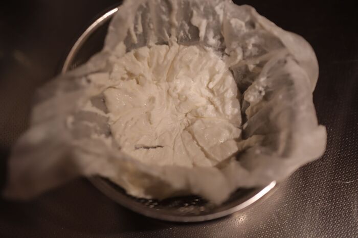 いつものヨーグルトに『塩』を入れてみて！甘くない食べ方がめちゃウマでした♡〈塩ヨーグルト漬け〉にチャレンジ