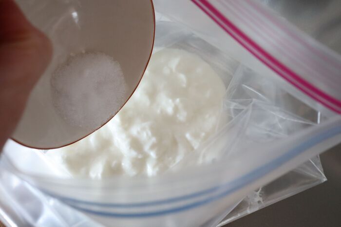 いつものヨーグルトに『塩』を入れてみて！甘くない食べ方がめちゃウマでした♡〈塩ヨーグルト漬け〉にチャレンジ