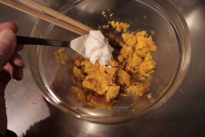 いつものヨーグルトに『塩』を入れてみて！甘くない食べ方がめちゃウマでした♡〈塩ヨーグルト漬け〉にチャレンジ