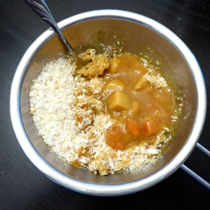 まずはパン粉とカレーを混ぜます！