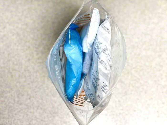 冷凍庫で余りがちな「小さな保冷剤」をスマートに収納する方法。やってみたら快適すぎた♡