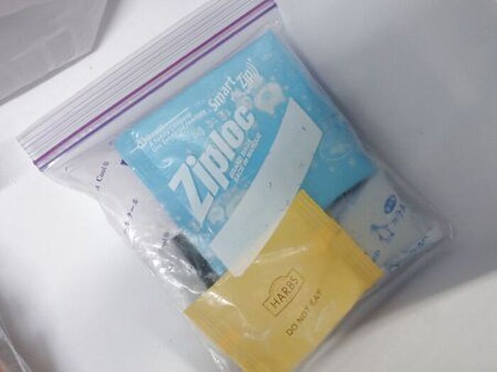 冷凍庫で余りがちな「小さな保冷剤」をスマートに収納する方法。やってみたら快適すぎた♡
