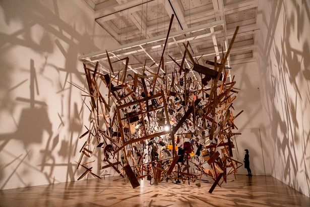 「スポットライト」コーネリア・パーカー『コールド・ダーク・マター：爆発の分解イメージ』1991年