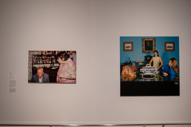 サラ・ジョーンズ『ダイニングルーム(フランシス・プレイス)Ⅰ』1997年(右)、リチャード・ビリンガム「無題」1994年(左)