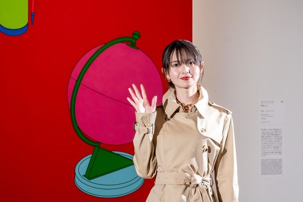 バーバリーのロングコートを着こなして、エレガントに会見に登場した、元乃木坂46の齋藤飛鳥さん