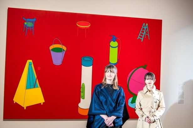 マイケル・クレイグ = マーティン『知ること』1996年の前で開かれた会見の模様。ロンドンの国立美術館「テート・ブリテン」のキュレーターであるヘレン・リトルさん(左)と、齋藤飛鳥さん(右)