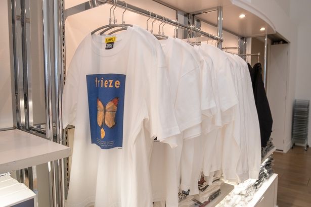 Tシャツ frieze、Wolfgang Tillmans、Julian Opie(M、L、XLサイズ／各4800円)