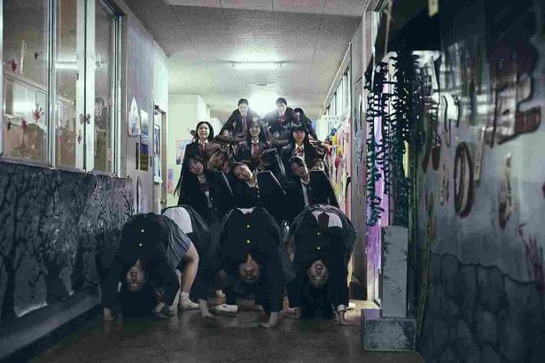 人間とは思えない動きで折り重なって向かってくる組体操のシーン！ [c]2026映画「NEW GROUP」製作委員会