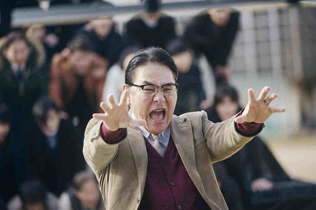 集団を導く校長役にピエール瀧 [c]2026映画「NEW GROUP」製作委員会