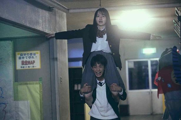 愛と優も組体操で応戦！ [c]2026映画「NEW GROUP」製作委員会