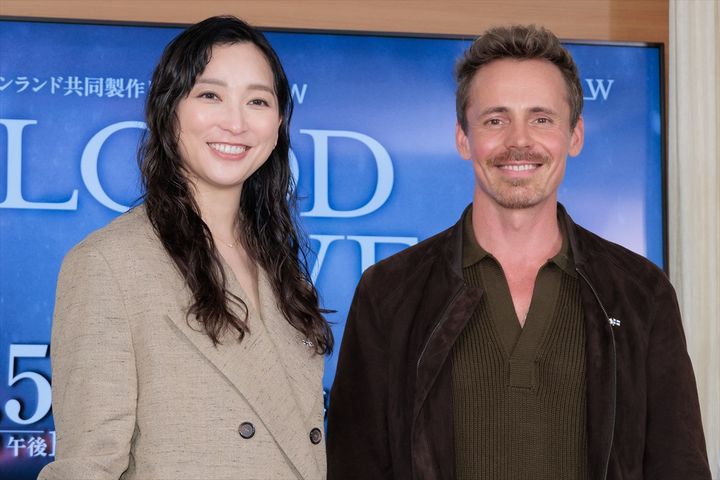 『連続ドラマＷ BLOOD ＆ SWEAT』完成報告会に出席した（左から）杏、ヤスペル・ペーコネン クランクイン！ width=