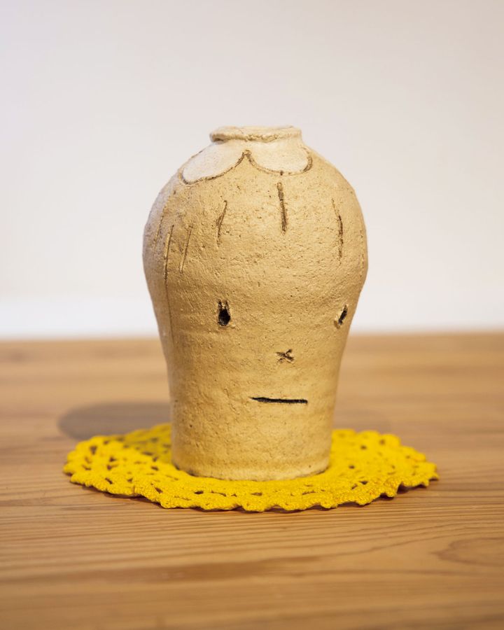 現代美術家・奈良美智に よる「花頭花瓶（初代）